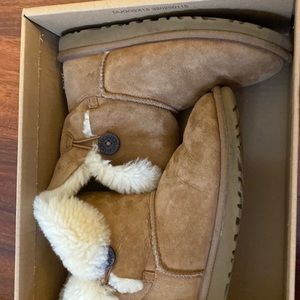 tan button size 4 ugg boots!! they come with the box!!! suede buy now!